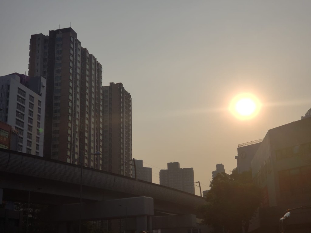 受下沉氣流籠罩香港天氣悶熱,多區空氣質素亦隨住轉差。