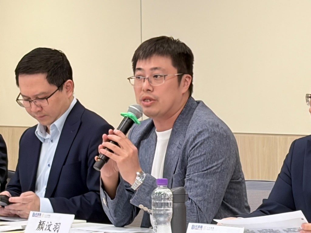 民建聯常委、人才高地副召集人顏汶羽建議適當減少「高才通」的C類名額,並新增「新質生產力高技能人才」D類簽證。 民建聯常委、人才高地副召集人顏汶羽建議適當減少「高才通」的C類名額,並新增「新質生產力高技能人才」D類簽證。