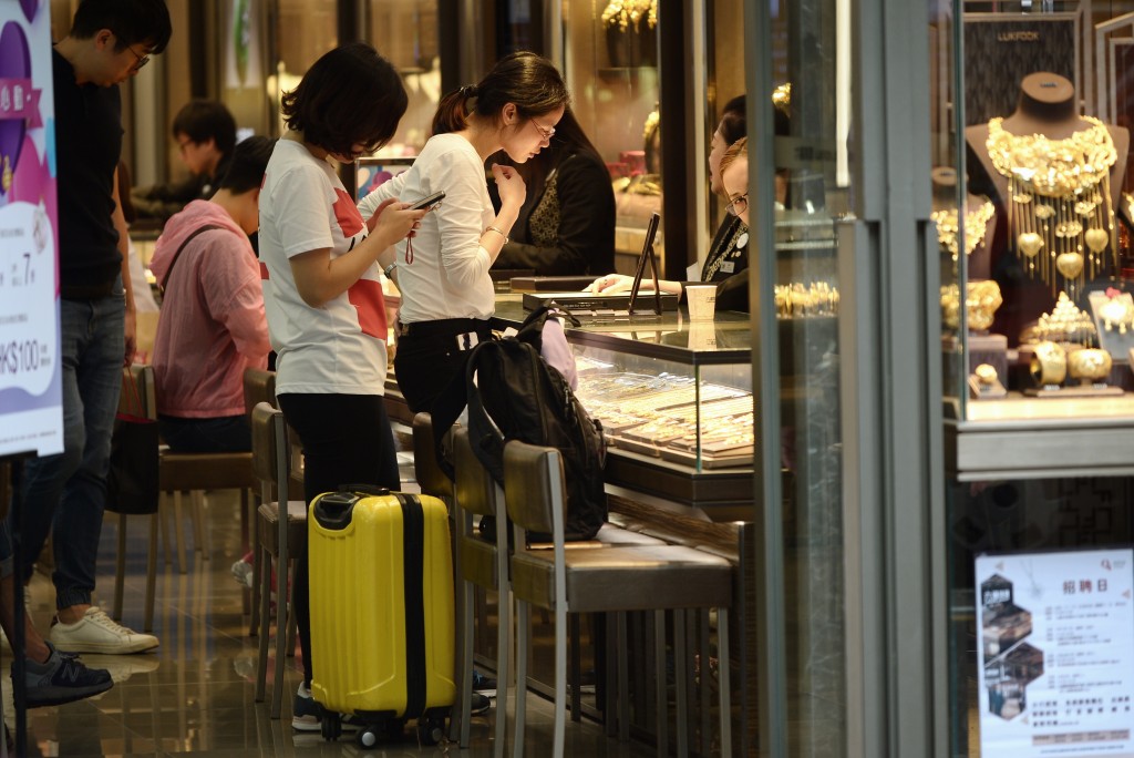 自由行成為本港消費巿道其中一個重要購買力。(資料圖片)