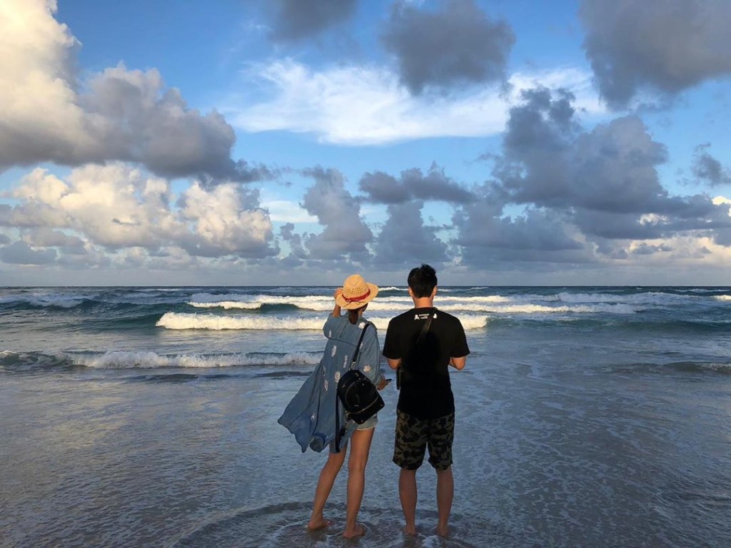 謙謙貼上兩夫妻的海灘背影照。