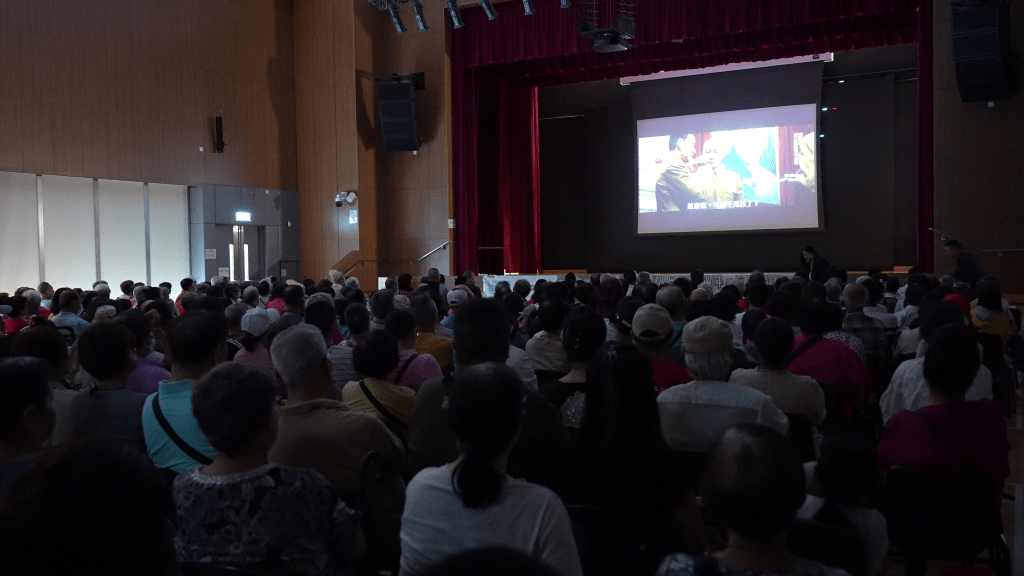 社區會堂免費播放《建國大業》,吸引很多街坊捧場。 社區會堂免費播放《建國大業》,吸引很多街坊捧場。