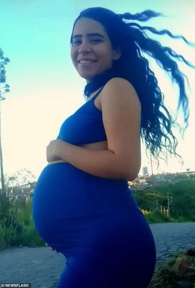 17 歲的卡羅蘭懷孕九個月，但日前洗完澡後為手機充電時觸電身亡。，