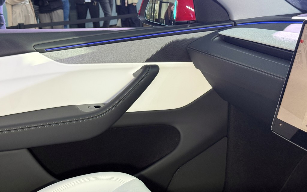 新款Tesla Model Y前後門壁內置喇叭有新安排，有助提高播放音色。