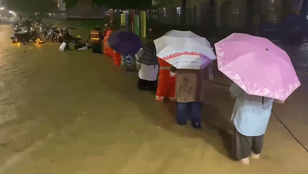 罗湖区、福田区、龙华区和龙岗区部分地段出现严重水浸。新华社