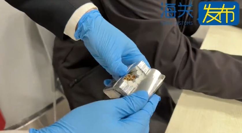 北上男子过关时被揭发身藏大麻烟。海关发布