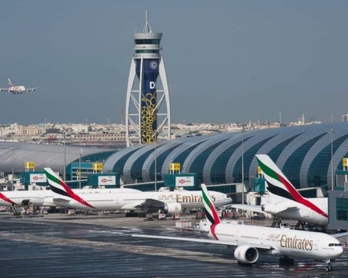 該批旅客乘搭阿聯酋航空航班由杜拜抵港。AP資料圖片