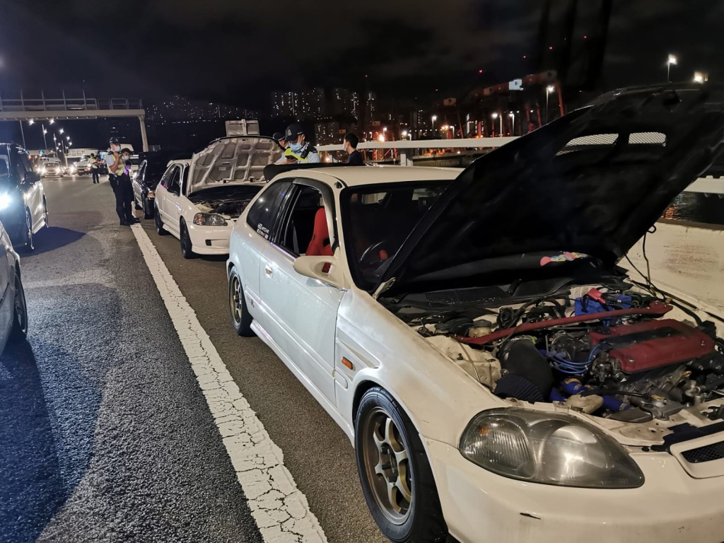 警方共拘捕18人。