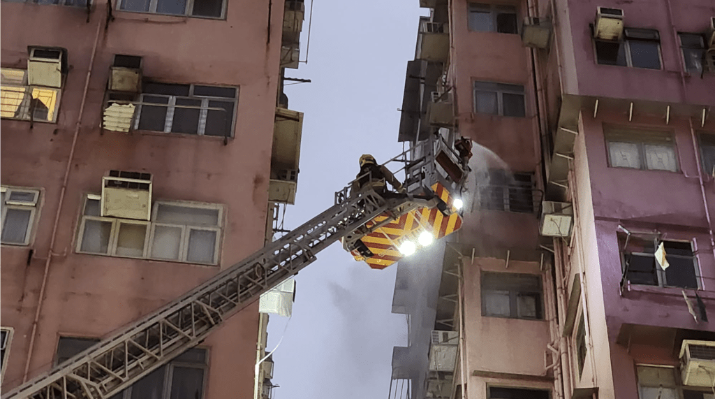塘尾道22號長輝大廈10樓一個單位起火，多人報警，消防到場架起雲梯灌救。黎志偉攝