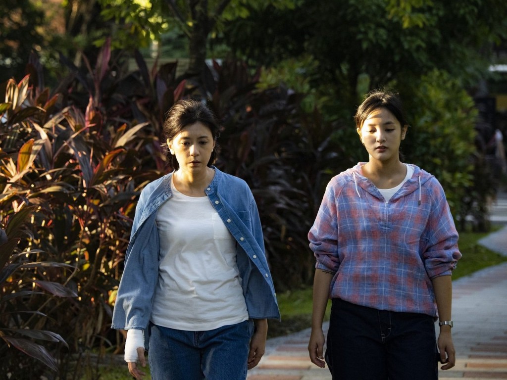 贾静雯（左）2021年凭《瀑布》，夺得金马奖最佳女主角。