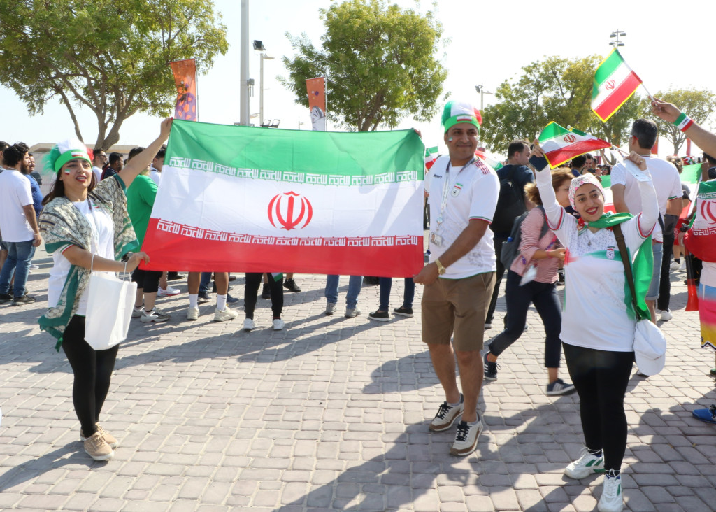 伊朗球迷帶來Boogh大聲吹奏，又落力揮舞國旗支持愛隊。王嘉豪攝