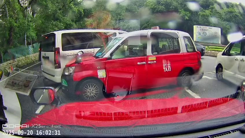 的士車頭損毀。網上圖片 的士車頭損毀。網上圖片