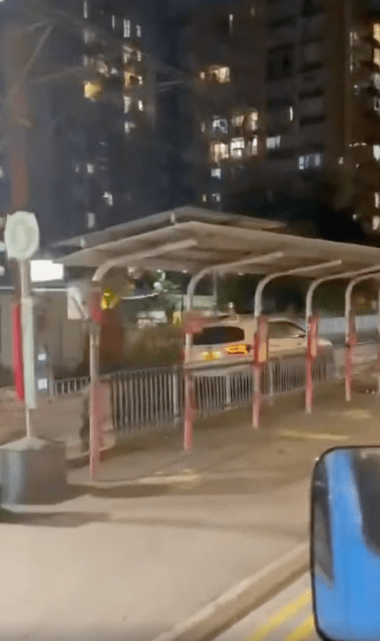 周二(25日)晚網上流傳一段短片,一輛私家車疑誤闖輕鐵路軌範圍,在洪水橋站附近沿軌道顛簸前行。fb@屯門友 周二(25日)晚網上流傳一段短片,一輛私家車疑誤闖輕鐵路軌範圍,在洪水橋站附近沿軌道顛簸前行。fb@屯門友