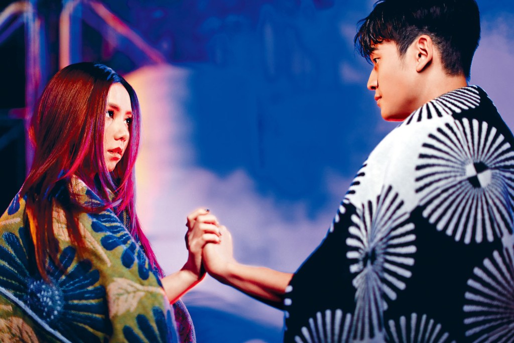 G.E.M.在MV中被周兴哲「刺」到成身伤。