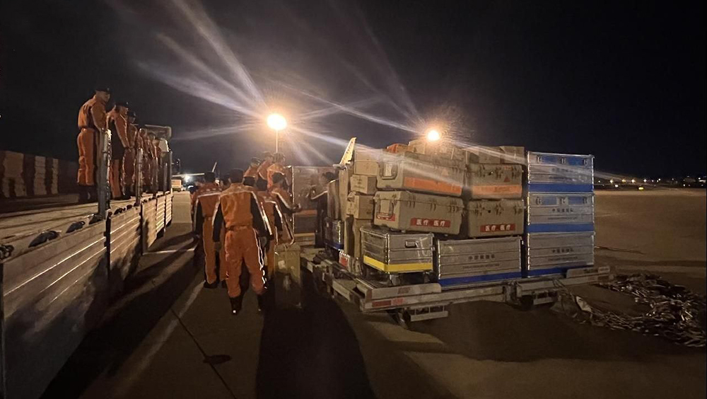 中國救援隊抵達土耳其，正在開展卸貨轉運工作。