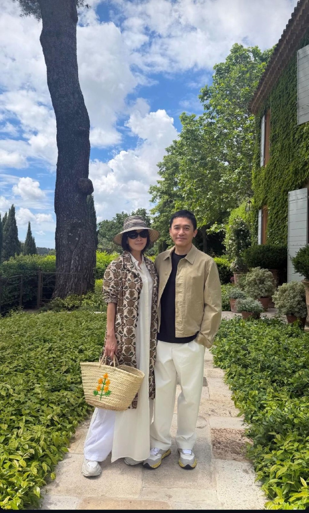 他們住在一間被山林包圍有花園和雞舍的大屋之中。