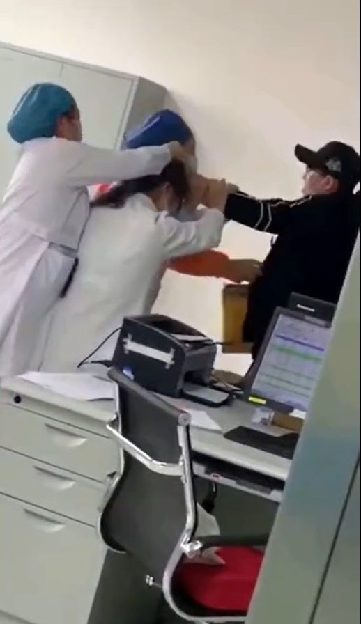 男子不滿醫院拒絕懷孕妻子回家, 竟毆打醫生。網圖