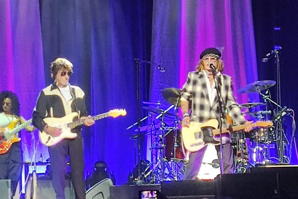 尊尼驚喜現身與好友Jeff Beck（左）合唱。