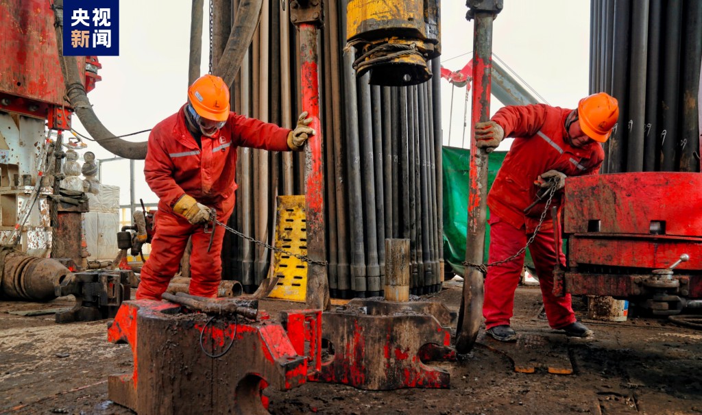 新疆顺北油气田特深油气井钻井工人。