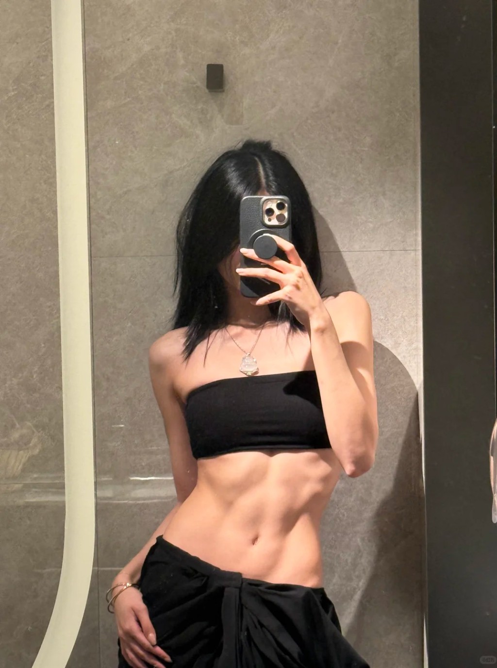 現年25歲、報稱廣東人的4號譚雅文(Tiffany)憑藉173厘米的高䠷身形與逆天長腿,在首輪面試時已成功搶鏡。 現年25歲、報稱廣東人的4號譚雅文(Tiffany)憑藉173厘米的高䠷身形與逆天長腿,在首輪面試時已成功搶鏡。