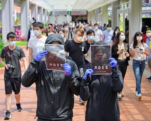 「守護港大聯署小組」成員在港大派發文宣。