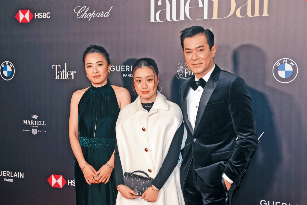 甘比(左)與愛女劉秀樺(中)母女檔出席活動,更負責為古仔頒鑽石成就大獎。