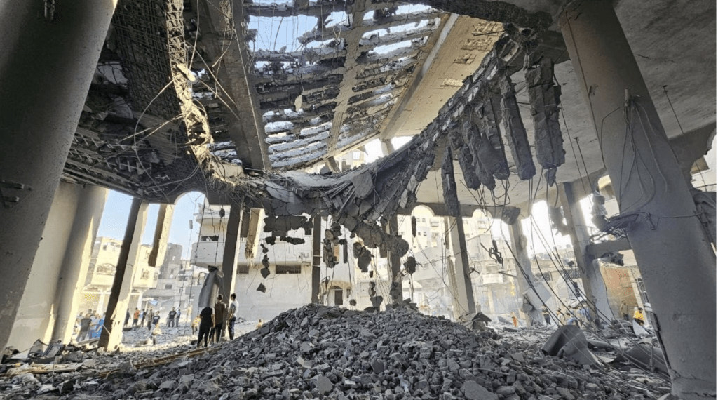加沙地带北部一座清真寺在以色列的空袭中被摧毁。路透社