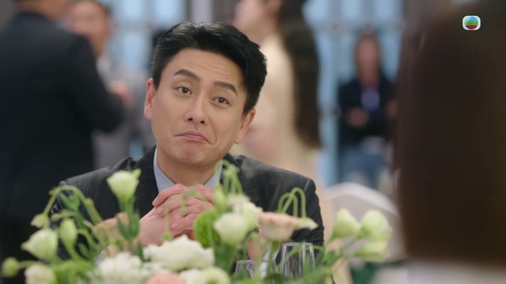 席間Kingston（黃宗澤 飾）趁火打劫，揭發她們是養母養女關係。