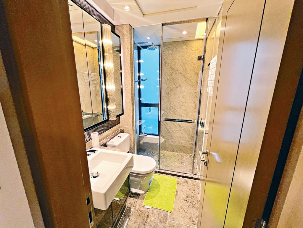 浴室設有光潔浴具，方便住客入住。
