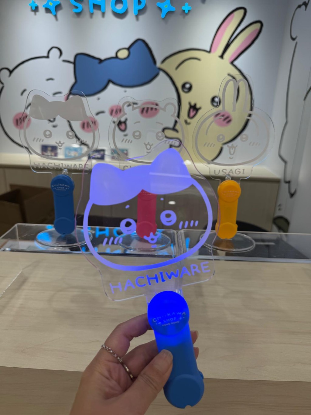 消費滿$588即可獲贈「角色應援手燈」（全3款，隨機送出，送完為止）。（圖片來源：《親子王》）