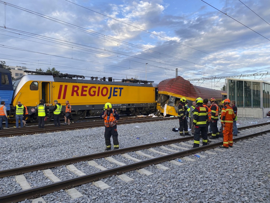捷克火車相撞，釀4死26傷，現場人員正在處置。 美聯社