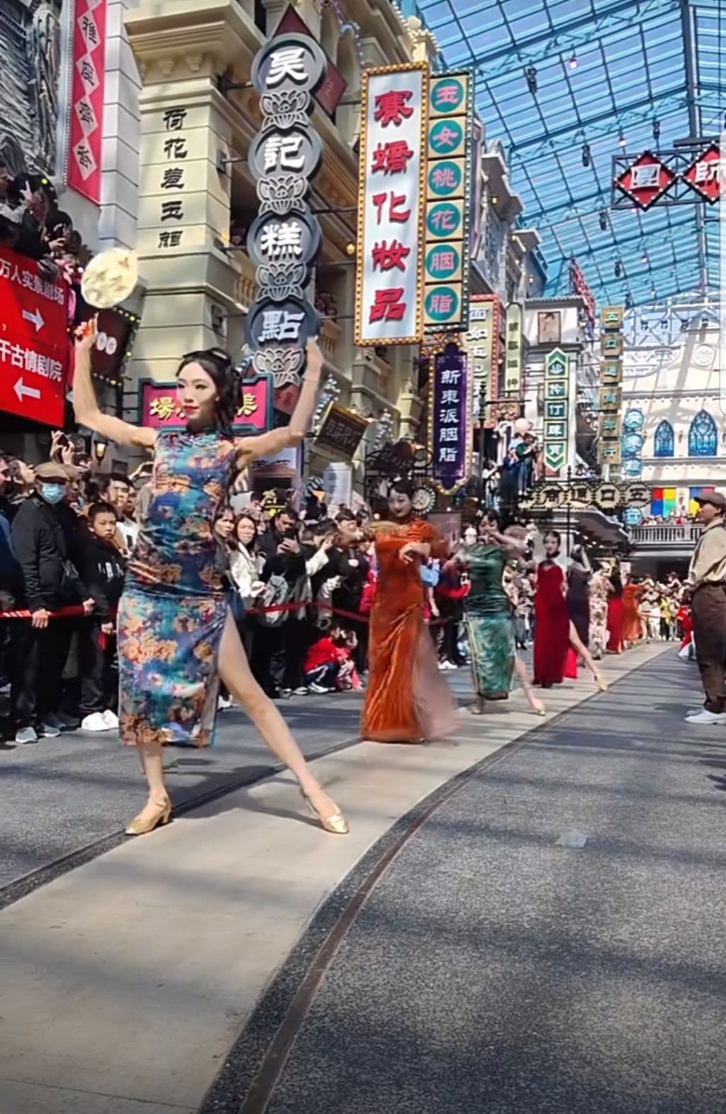 佛山旅游好去处2024｜1. 宋城演艺．广东千古情景区　全天都有巡游表演。(图片来源：小红书)