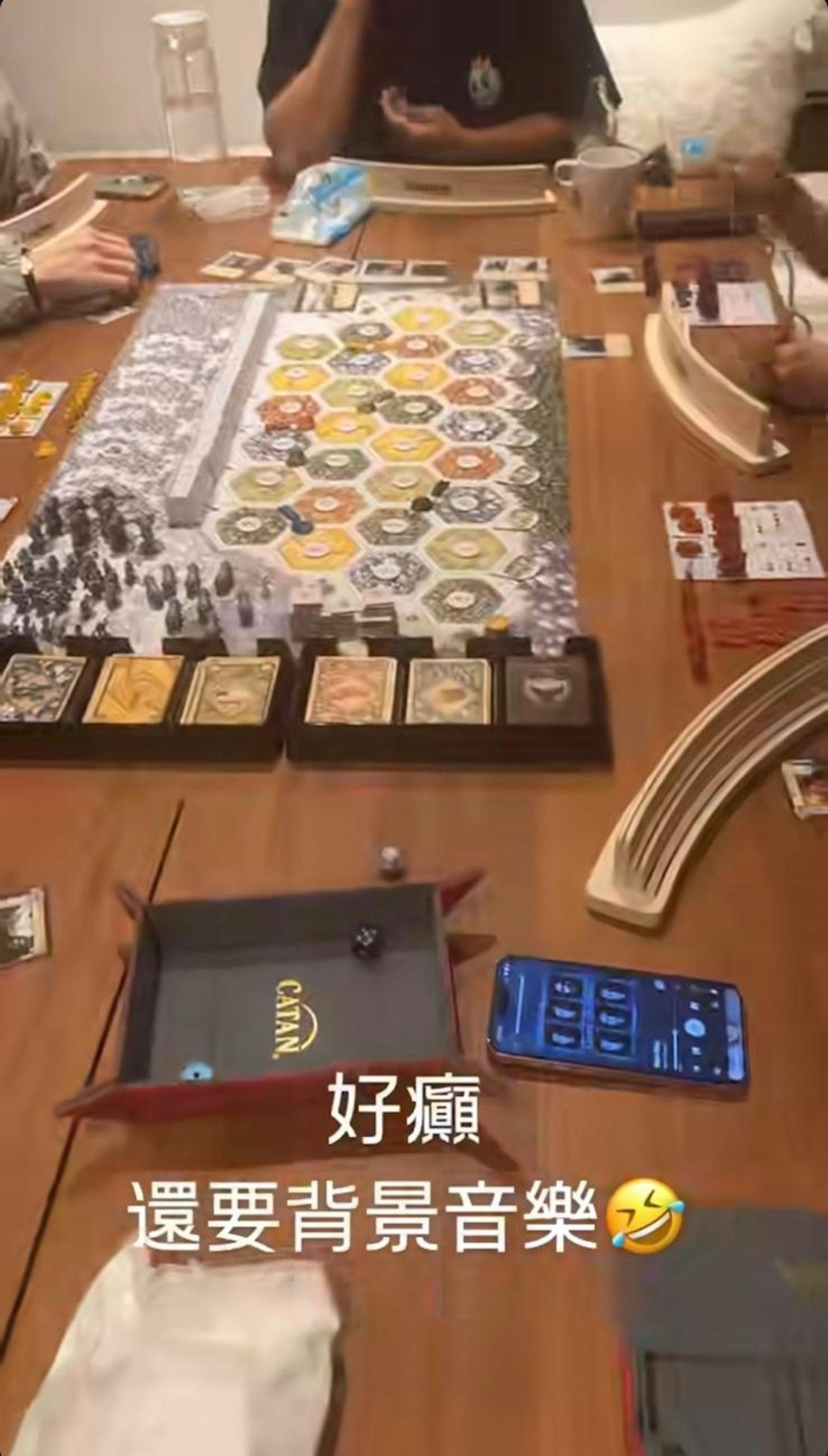 眾人還一起玩遊戲，播放背景音樂。