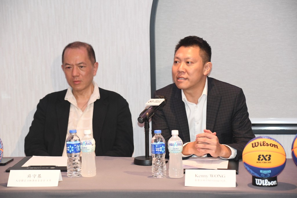 香港体育委员会大型体育活动事务委员会主席吴守基(左)及主办方负责人黄耀建。 本报记者摄