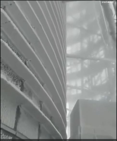 上海中心大廈頂部出現結冰積雪。