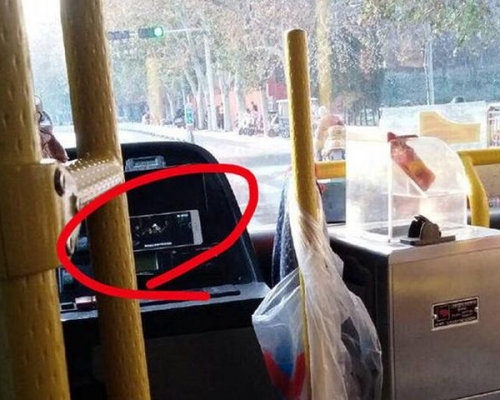 河南鄭州一名巴士司機，被揭發在工作期間一邊駕駛，一邊用手機觀看電視劇。網圖