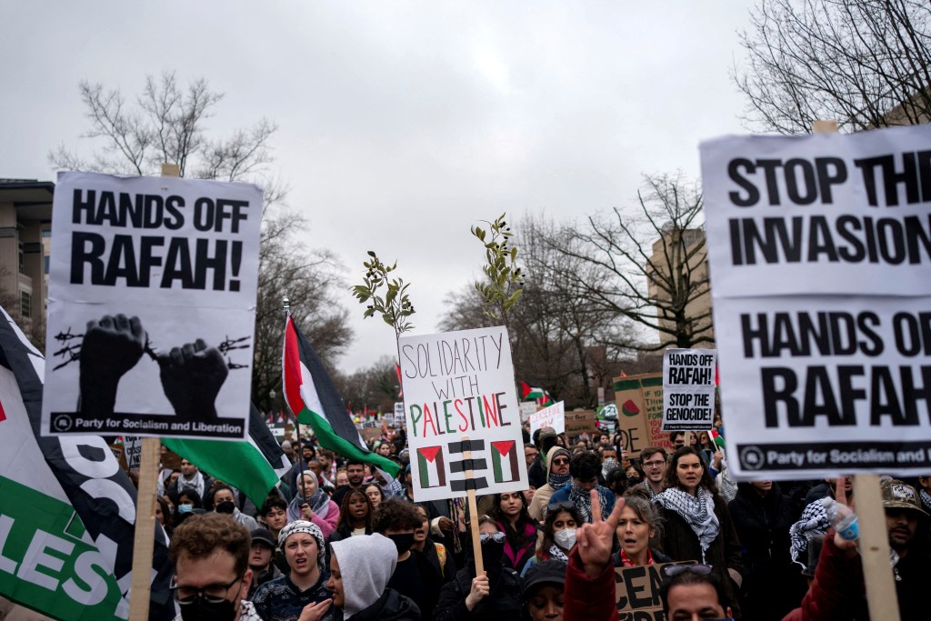 支持巴人的示威者在华盛顿的以色列大使馆抗议，要求在加沙立即停火。路透社