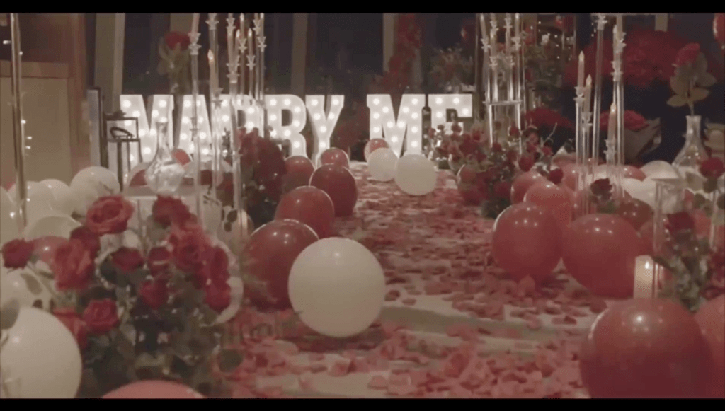 求婚当日Calvin花尽心思布置场地，以大量玫瑰、气球、蜡烛灯铺出小路。