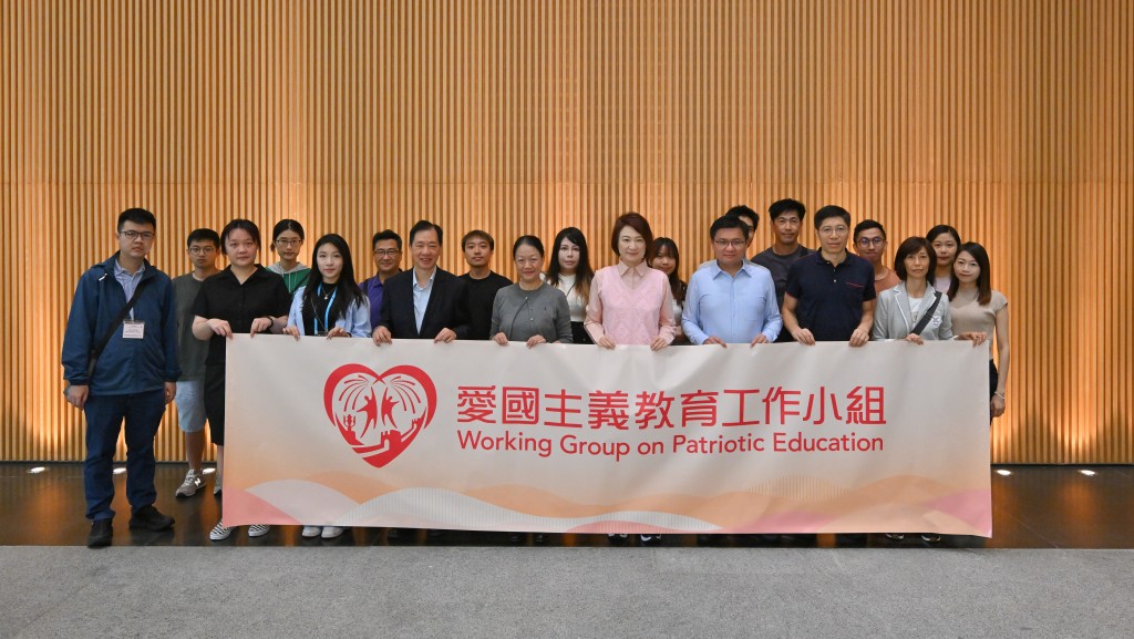 前排左四起:工作小組傳媒宣傳分組委員李鑾輝、政府新聞處處長廖李可期、工作小組組長李慧琼、工作小組傳媒宣傳分組委員李子樹,以及一眾香港新聞界代表合照。 前排左四起:工作小組傳媒宣傳分組委員李鑾輝、政府新聞處處長廖李可期、工作小組組長李慧琼、工作小組傳媒宣傳分組委員李子樹,以及一眾香港新聞界代表合照。