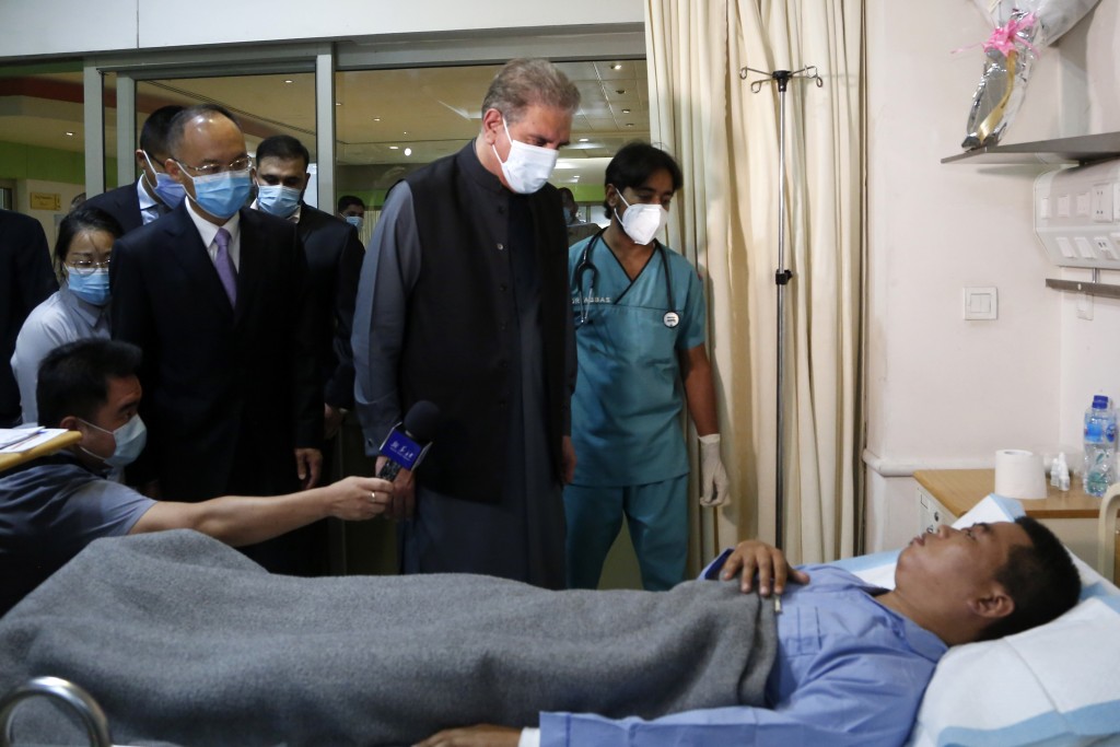 2021年7月18日，巴基斯坦外长库雷希（中）到医院探望在恐怖袭击事件中受伤的中方人员。中国驻巴大使农融等亦一同前往。(新华社)