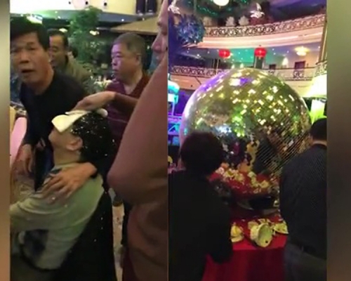 巨型金球吊飾突然跌落，導致一名男食客頭部受傷。（網圖）