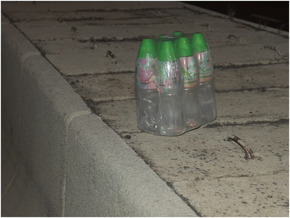警員事後在石壆上檢走6瓶樽裝水。