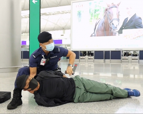 警方在机场进行代号「孤烟行动」反恐演习，参与演习人员多达一百人。