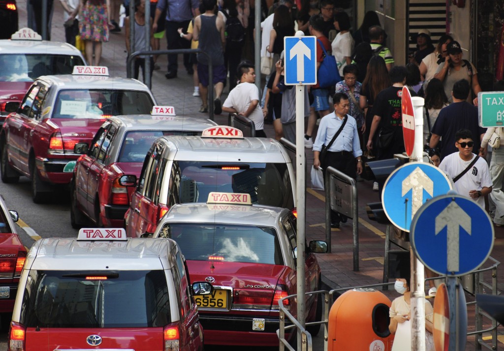 政府要求平台、車和司機三方面都需要領牌，可以有助大幅提升對乘客的出行保障。資料圖片