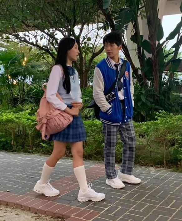 劇情指鍾柔美跟男同學邊行邊傾。