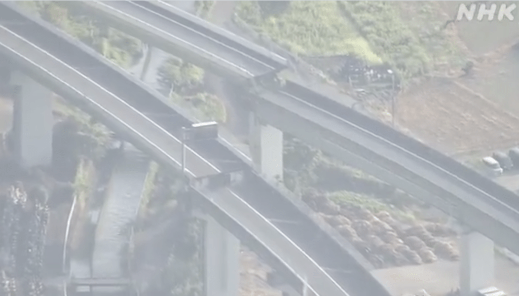 九州自動車道八代交流道附近高架道路疑因震動影響，出現接縫高低落差與路面錯位情況。NHK畫面截圖