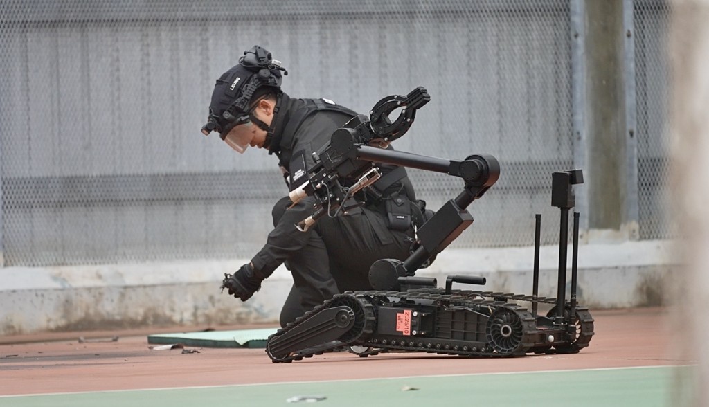 警方爆炸品處理課人員參與演習,模擬處理爆炸品。 警方爆炸品處理課人員參與演習,模擬處理爆炸品。