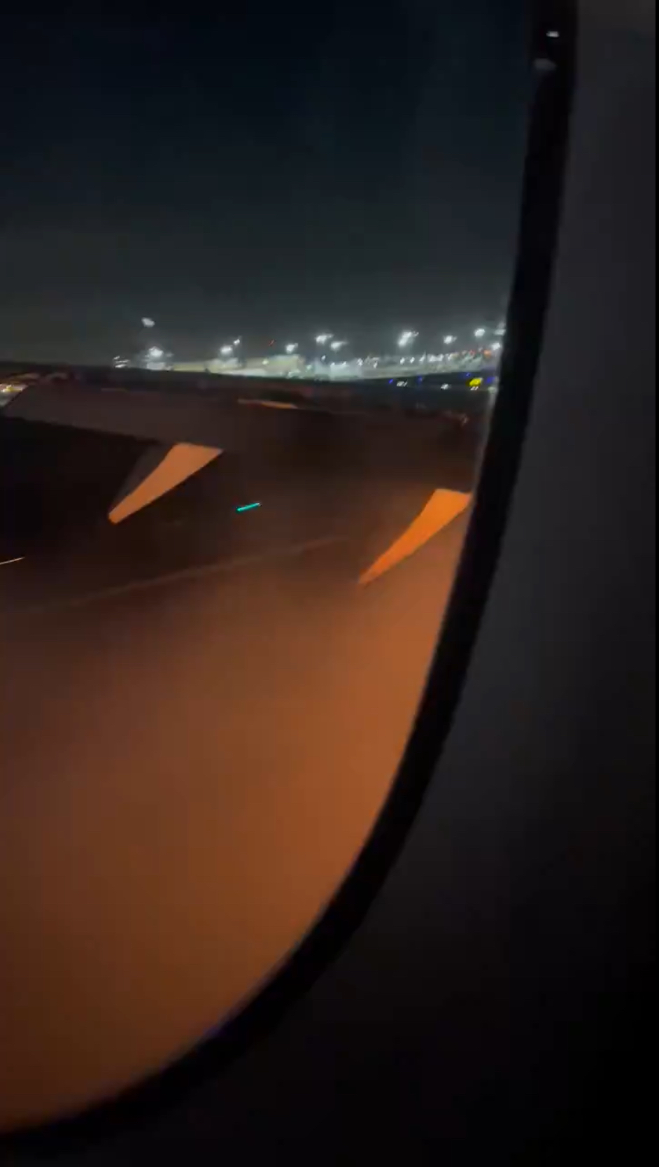 從機內看到機翼下傳出火光。 X