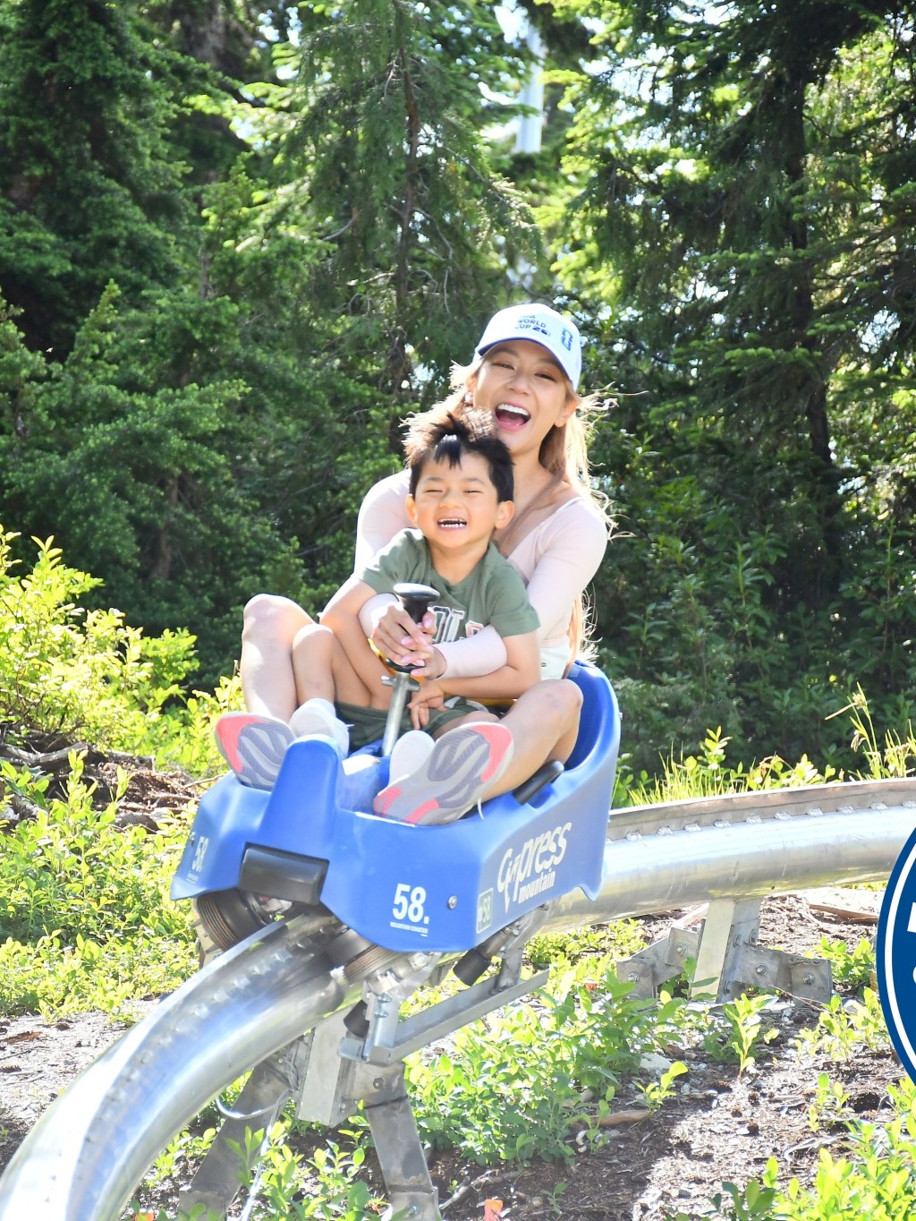 何雁詩與兒子一同體驗戶外軌道車,兩母子玩得非常投入。 何雁詩與兒子一同體驗戶外軌道車,兩母子玩得非常投入。