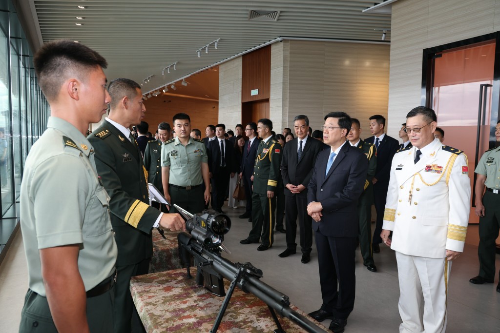 中國人民解放軍駐香港部隊8月1日在昂船洲軍營舉行招待會,慶祝中國人民解放軍建軍99周年。 行政長官李家超(John Lee Ka-chiu,前右二,Front R2)昨日出席慶祝中國人民解放軍建軍99周年招待會,招待會現場展出駐港部隊常用軍服、輕武器裝備等。(資料圖片) 中國人民解放軍駐香港部隊8月1日在昂船洲軍營舉行招待會,慶祝中國人民解放軍建軍99周年。 行政長官李家超(John Lee Ka-chiu,前右二,Front R2)昨日出席慶祝中國人民解放軍建軍99周年招待會,招待會現場展出駐港部隊常用軍服、輕武器裝備等。(資料圖片)