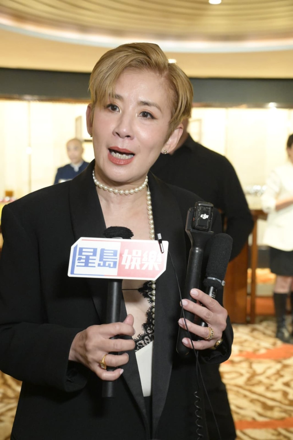 吴君如透露妈妈和佘妈妈经常约打牌,故自己常与佘诗曼碰面。 吴君如透露妈妈和佘妈妈经常约打牌,故自己常与佘诗曼碰面。